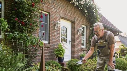 Bild:  Benjamin Nolte/dpa
Wenig Platz im Vorgarten – und dennoch können Bewohner vor ihrem Haus eine grüne Oase schaffen. Es beginnt mit einer guten Planung. Man sollte sich Gedanken zu seinen Prioritäten machen.