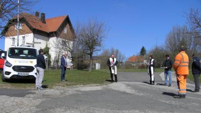 Bild: öt
Pfarrer Josef Waleszczuk (Dritter von links), Pfarrerin Cornelia Kraft und Vikar Klaus Tillmann segneten im Beisein von Helmut Koller (von links), Bürgermeister Peter König, Bauhofleiter Richard König und Albert Hofmann von der VG-Verwaltung den neuen Citybus der Gemeinde Neusorg.