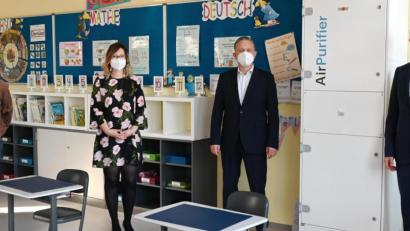 Bild: gf
Nahezu lautlos laufen die neuen Luftreinigungsgeräte. Wenn achtmal pro Stunde die gesamte Luft eines Klassenzimmers durchgefiltert wird, sei höchstmöglicher Schutz für die Schulkinder gewährleistet, ist sie sich sicher (von links): Verwaltungsleiter Hartmut Gawlik von der Gemeindeverwaltung, Schulleiterin Janina Schmidt, Bürgermeister Hermann Böhm und Landtagsabgeordneter Harald Schwartz.