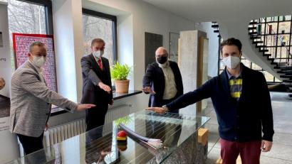 Bild: Landratsamt Wunsiedel/exb
"Startschuss" für eine 1000-Megabit-Leitung an der Staatlichen Fachschule für Steintechnik und Gestaltung: Von links Marco Krasser (Geschäftsführer SWW), Landrat Peter Berek, Außenstellenleiter Jürgen Wunderlich, Michael Hermann (Projektleiter SWW).