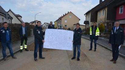 Bild: jr
Beim Ortstermin mit dabei waren (von links) Dominique Gabler (Bauleiter der Firma VSTR aus Rodewisch), Wassermeister Hermann Birkner, Josef Köstler (Bauamt), Reinhard Renner (Ingenieurbüro Miller), Stadtbaumeister Andreas Ockl, Thomas Kraus (Leiter Stadtwerke) und Bürgermeister Franz Stahl.