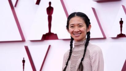 Bild: Chris Pizzello/dpa
Regisseurin Chloé Zhao gewinnt den Oscar für die beste Regie.