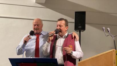 Archivbild: Wilck 
Heiner Nachtmann (links) singt mit einem See-Weidener. Den Weidener Partenrscghaftsmarsch hat der Brauer jetzt auf CD gebracht.