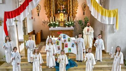 Bild: Siegfried Niebler/exb
Zehn Kinder feiern zusammen mit Pfarrer Johannes Arweck in der Ursensollener Pfarrkirche ihre Erstkommunion.