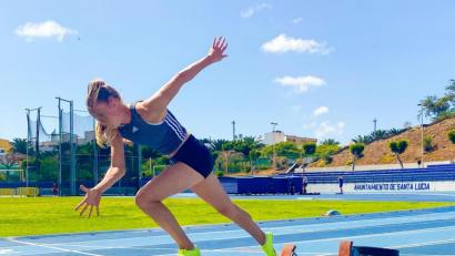 Bild: Privat/exb
Corinna Schwab beim Start-Training auf Gran Canaria. Vier Wochen lang bereiteten sich rund 30 Leichtathleten in einem Trainingslager auf die Olympia-Saison vor. Ein Schwerpunkt der 22-Jährigen aus Hiltersdorf war das Staffeltraining für die World Athletics Relays am ersten Mai-Wochenende in Polen.
