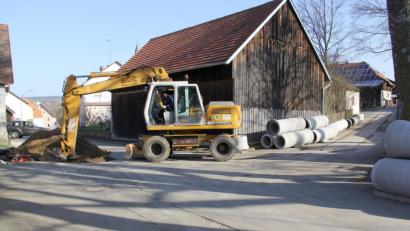 Bild: Josef Böhm
Die Rohre für das Niederschlagswasser geben die Richtung vor. Die Leitung (DN 600) führt von hier aus in Richtung Staatsstraße und nach deren Überquerung in die Dietersdorfer Straße.
