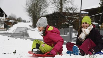Bild: Gabi Schönberger
Für Amelie (links) und Leonie reicht der Schnee in Letzau (Kreis Neustadt/WN) am Dienstag schon zum Schlittenfahren.