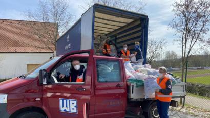 Bild: fks
Die mit drei Generationen vertretene Familie Schade (von links): Detlef, Ciara, Michael, Leandro und Iris halfen am vergangenen Samstag bei der Altkleidersammelaktion in Erbendorf und Umgebung. Sie packten die gesammelten Säcke von einem Transporter in einen Lastwagen.