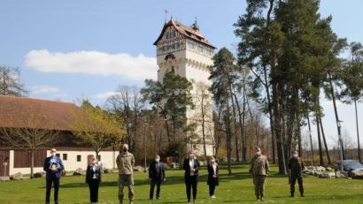 Bild: US-Army/exb
Bayerns Bauministerin Kerstin Schreyer (Fünfte von links) bei ihrem Besuch auf dem Truppenübungsplatz Grafenwöhr.