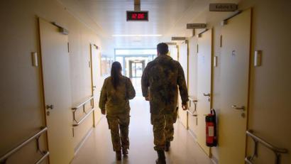 Symbolbild: Robert Michael/dpa
Bundeswehrsoldaten in den Fluren der Krankenhäuser sind seit Corona keine Seltenheit mehr. Auch am Klinikum Weiden und in Tirschenreuth unterstützen sie das Personal weiterhin.