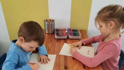 Bild: ads
Der Malwettbewerb für die Kinder der Kita St. Konrad stößt bei den Kleinen auf Begeisterung. Voller Eifer malen sie Bilder zum Thema "Kochen und Essen", die das eigene Kochbuch bereichern werden. Das Siegerbild wird die Titelseite zieren