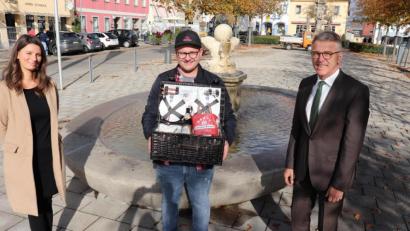 Archivbild: Stadt Tirschenreuth/exb
Bürgermeister Franz Stahl, Florian Maschauer und die Leiterin Tourist-Info/MQ Stefanie Süß (von rechts) freuen sich auf eine weitere Fortführung dieses besonderen und coronakonformen Angebots. Das Foto zeigt die drei Initiatoren bei einer Präsentation des Picknick-Kerwls im vergangenen Jahr.