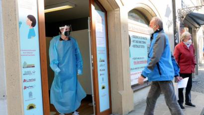 Bild: Stephan Huber
Christa Rösch (rechts) war am Montag die erste Besucherin des neuen Schnelltestzentrums, für das sich sechs Innenstadt-Apotheken zusammentun.