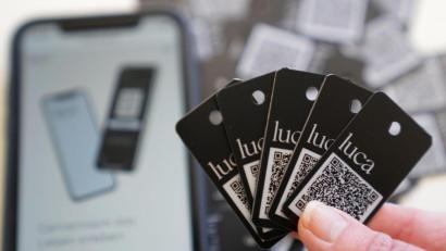 Symbolbild: Marcus Brandt/dpa
In den kommenden Wochen soll es im Kreis Tirschenreuth einen Luca-Schlüsselanhänger geben. Auf dem Anhänger ist ein QR-Code abgedruckt. Diesen können Nutzer beim Betreten einer Veranstaltung oder eines Restaurants vorzeigen.