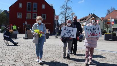 Bild: Hirsch
Ingrid Kraus (links) organisierte am Sonntag auf dem Wernberger Marktplatz einen Protest gegen die verschärften Corona-Auflagen.