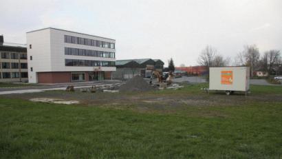 Bild: wro
Die große Fläche vor dem Berufsschulzentrum wird ansprechender gestaltet. Das Areal vor dem weißen Neubau, wo während der Sanierung die Ausweichcontainer für die Klassenzimmer standen, soll eingegrünt und mit einem Boulder- und Fitnessbereich aufgewertet werden.