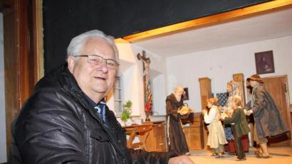 Bild: ads
Werner Scheibl freut sich über die gelungene Krippenszene, die eine detailgetreue Nachbildung der Klosterpforte des damaligen St.-Anna-Klosters in Altötting zeigt. Bruder Konrad hat dort 41 Jahre seinen Dienst getan.