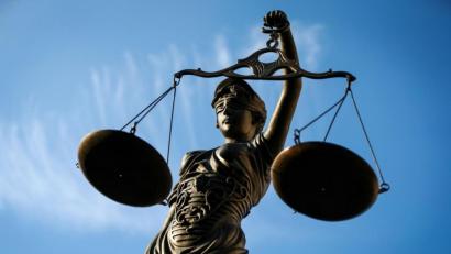 Symbolbild: David-Wolfgang Ebener/dpa
Eine Statue der Justitia hält eine Waage in ihrer Hand.