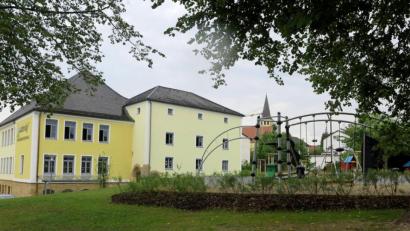 Bild: Hirsch
Im Mehrgenerationenhaus wird die "Wackersdorfer Hausärztepraxis" vorübergehend eine Außenstelle einrichten, bis das neue Ärztehaus fertig ist.