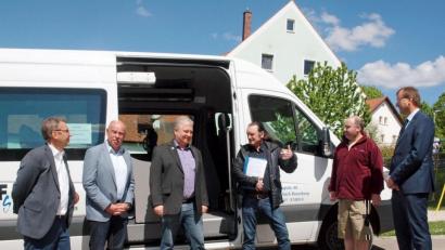 Bild: sön
Freude über den neuen Senioren-Shuttle: Werkhofleiter Reinhard Lautenschlager (Dritter von rechts) sowie (von links) die Bürgermeister Josef Gilch, Roland Strehl und Markus Dollacker, Fahrer Philipp Axnix und Wolfgang Eberl vom ZBFS-Inklusionsamt der Region Oberpfalz.