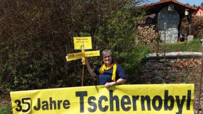 Bild: uz
Corona macht eine öffentliche Kundgebung schwierig. An den Atom-Unfall vor 35 Jahren erinnert Hilde Lindner-Hausner.
