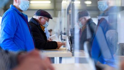 Symbolbild: Christopher Neundorf/dpa
Impfberechtigte im Eingangsbereich eines Impfzentrums.