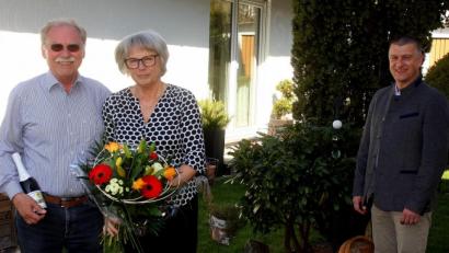Bild: zer
Bürgermeister Dietmar Schaller.(rechts) gratuliert Elisabeth und Werner Spickenreuther.