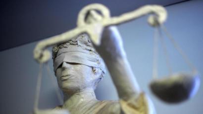 Symbolbild: Peter Steffen/dpa
Justitia – bestenfalls blind. Die Augenbinde steht als Symbol für die Unparteilichkeit, also das Richten ohne Ansehen der Person.