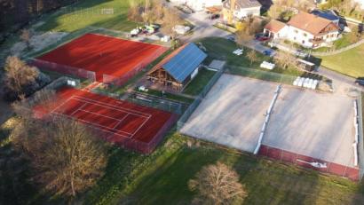 Bild: Scharf
Der TC Neunburg lässt seine Plätze mit einem Teppichboden verlegen. Auf dem Court links sind bereits die Linien sichtbar. Auf den beiden Plätzen rechts ist die Deckschicht zu sehen, auf die die Teppichrollen aufgeklebt werden.