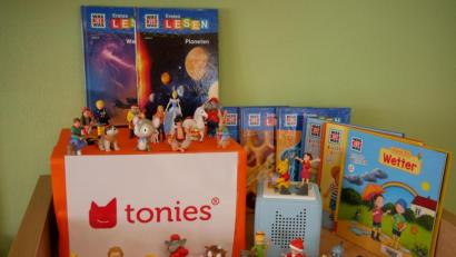 Bild: hmr
35 neue Tonie-Figuren mit fünf Tonieboxen, neue Werke aus der Serie "Was ist was" und Bücher für Kinder ab drei Jahren gibt es in der Stadtbücherei Waldsassen zum Ausleihen.