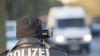 Symbolbild: Paul Zinken/dpa
Die Weidener Verkehrspolizei hat im März die Geschwindigkeit zahlreicher Verkehrsteilnehmer gemessen. Zwei Autofahrer in Weiden fielen dabei besonders auf.