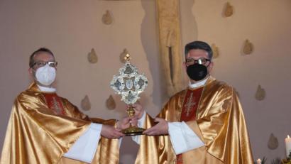 Bild: ads
Pfarrer Thomas Helm aus der Pfarrei St. Martin (links) überreicht Pfarrer Michael Jakob aus der Pfarrei St. Konrad eine Reliquienmonstranz vom Hl. Bruder Konrad als Schenkung von St. Martin an St. Konrad.