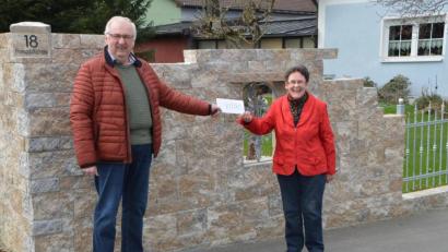 Bild: dob
Christa Wildenauer ist glücklich wenn sie anderen helfen kann. Diesmal durfte Herbert Putzer, Vorsitzender der Kinderkrebshilfe in der Region Oberpfalz Nord antreten und 1000 Euro entgegennehmen. Ein Aufruf in "Der neue Tag" schwemmt ihr die gesuchten Artikel aus Großmutters Zeiten nur so heran. Dafür ist die Flohmarktsammlerin überaus dankbar. "Spenden ist meine große Leidenschaft."