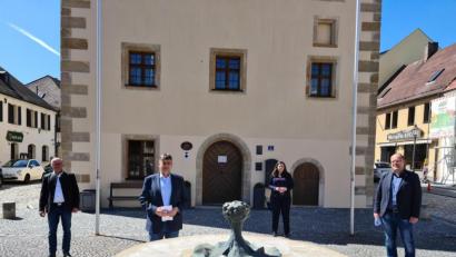 Bild: sne
Stellvertretender Vorsitzender Albert Nickl (von links), Vorsitzender Edgar Knobloch, aktuelle Umsetzungsbegleiterin Birgit Plößner und stellvertretender Vorsitzender Thorsten Hallmann wollen mit der Vereinsgründung den westlichen Landkreis Neustadt/WN nach vorne bringen.