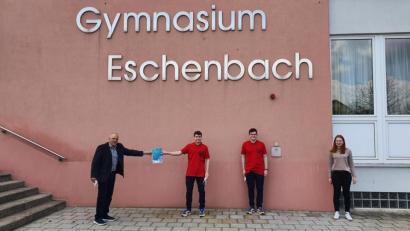 Bild:  OStR Schatz /exb
Schulleiter Peter Schobert (von links) gibt den Preis an Elias und Simon Hesl weiter. Auch die betreuende Lehrerin Bettina Kummer freut sich.