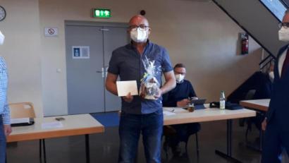 Bild: pz
Bernhard Lux feierte kürzlich 60. Geburtstag. Die jüngste Sitzung des Stadtrats bot jetzt die Gelegenheit zum Gratulieren. Bürgermeister Bernd Sommer (rechts) und Johann Wurm (links) für die Freie Wähler-Fraktion überreichen Präsente.