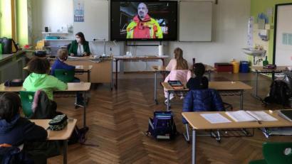 Bild: Grundschule Erbendorf/exb
Ein Teil der Klasse sah die Live-Übertragung aus dem Erbendorfer Feuerwehrhaus mit Roland Wellenhöfer direkt im Klassenzimmer. Der andere Teil sah von zu Hause aus zu.