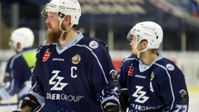 Bild: gb
Kapitän Ralf Herbst (links) geht in seine zehnte Saison bei den Blue Devils Weiden.