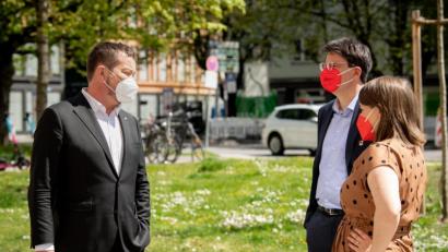 Bild: Matthias Balk
Uli Grötsch (links) unterhält sich vor dem digitalen Landesparteitag der Bayern-SPD mit seinen Konkurrenten um den Landesvorsitz, Florian von Brunn und Ronja Endres.