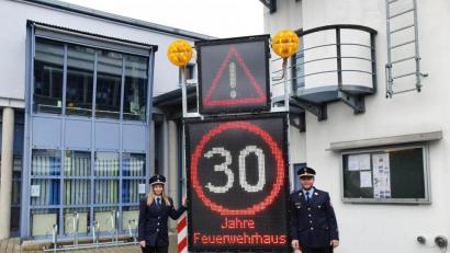 Bild: Biczysko/fph
Feuerwehrverein-Vorsitzende Bettina Seidel und Stadtbrandinspektor Maximilian Seiler wollen "30 Jahre Feuerwehrhaus" heuer trotz Corona ein bisschen feiern.