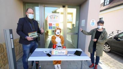 Bild: bjp
Start frei für die Online-Lektüre: "Leo Löwe", das Maskottchen des nordbayerischen Internet-Medienportals "LEO Nord", startete gemeinsam mit Bürgermeister Thorsten Hallmann und Vizebürgermeisterin Anja Kirschsieper das "Onleihe"-Angebot der Schwarzenbacher Gemeindebücherei. Ab August können im Alten Pfarrhof auch Medien in Papierform ausgeliehen werden.