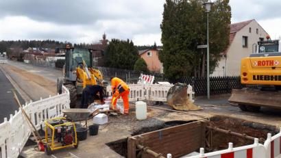 Bild: pz
Mitarbeiter der Wunsiedler Firma Roth haben in der Glasbergstraße mit den Arbeiten für die Leitungsauswechslung begonnen.