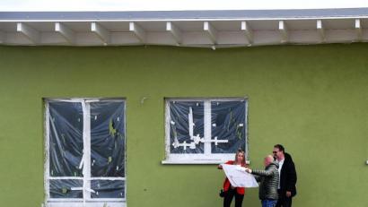 Bild: Dagmar Nachtigall /exb
Den Fortschritt begutachten die Vorsitzende des Jugendfördervereins Nicole Bock, Michael Kurz und der ehemalige Schatzmeister des Vereins, Reiner Nachtigall.