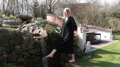 Bild: Portner
Barfuß ist Kneippexpertin Barbara Winkler am liebsten unterwegs. Morgens schätzt sie den Kältereiz am neuen Bachlauf und auch ihren Garten-Pool als „Oase des Glücks“ in der Teunzer Siedlung.