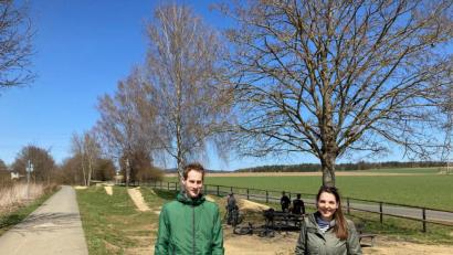 Bild: dob
Die neuen Jugendbeauftragten Hannes Gilch und Anna Wutzlhofer wollen zusammen mit den Mountainbikern ein großes Projekt in Angriff nehmen. Der bestehende Mountainbike-Dirt-Park am Bocklradweg in Richtung Fiedlbühl soll aus- und umgebaut werden. Dafür erhalten sie eine finanzielle Förderung der ILE Naturparkland Oberpfälzer Wald in Höhe bis zu 10 000 Euro.