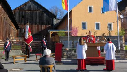 Bild: jzk
Damit alle Gottesdienstbesucher die Coronaregeln einhalten konnten, zelebrierte Stadtpfarrer Thomas Kraus die Patroziniumsmesse im Freien vor dem Kriegerdenkmal.