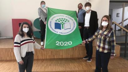 Bild: wro
Über den Titel Umweltschule und das Banner dazu freuen sich die Vertreterinnen aus den Klassen Paula Fiedler, Sophie Müller und Laura Dittmar sowie Oberstudiendirektor Thomas Metzler und Oberstudienrätin Ute Döhler (von links).
