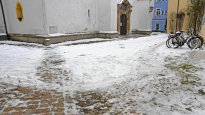 Bild: Gabi Schönberger
Der Kirchplatz von St. Michael in Weiden soll barrierefrei werden. Der erste Bauabschnitt umfasst den Bereich vor dem Haupteingang bis zur Mauer (rechts), wo im Moment noch die Fahrradständer stehen.