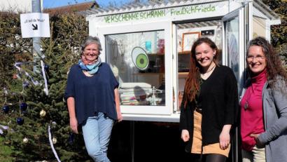 Bild: Stephan Huber
Margit (rechts) und Paula Haberberger (links daneben) hatten die Idee: Sie stellten im Januar bei sich im Wagrain-Viertel Ambergs ersten Verschenkeschrank auf. Seit einer Woche steht dieser nun bei Sabine Kreiner (links) in Alt-Eglsee.