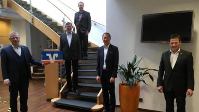 Bild: Stephanie Fuchs/exb
Glückwünsche zum beruflichen Aufstieg bei der Raiffeisenbank (von links): Vorstandsmitglied Martin Sachsenhauser, Aufsichtsratsvorsitzender Dieter Heldrich, dessen Stellvertreter Jürgen Bodendörfer, der neue Prokurist Franz Kormann und Vorstandsmitglied Erich Übler.